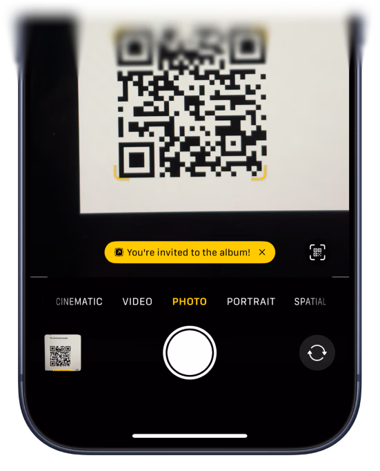 Сканирование QR-кода приглашения на событие камерой телефона